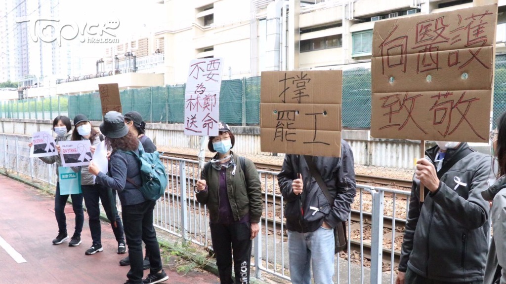 屯門醫院外有市民自製紙牌支持醫護。（陳國峰攝）