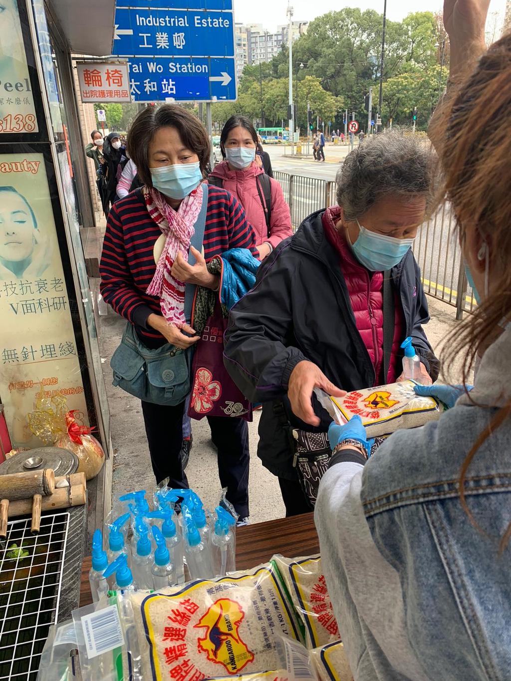 派發搓手液及米。(受訪者提供)