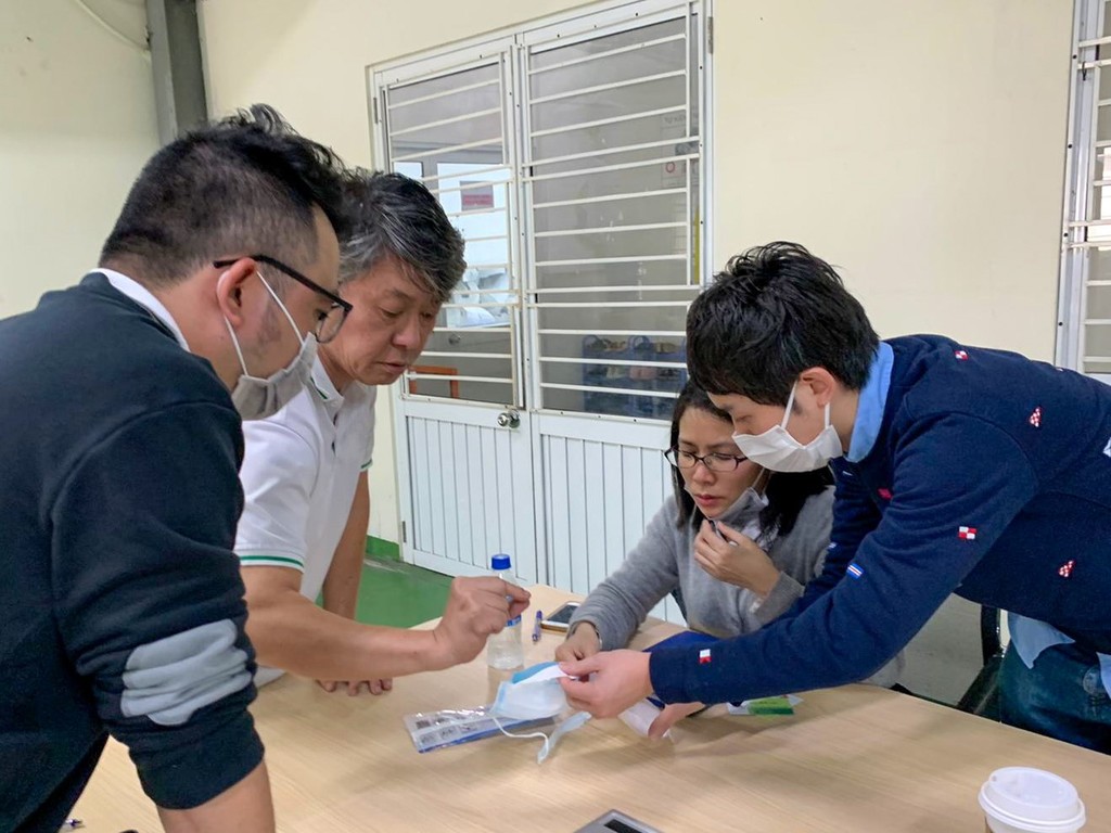 二人一落機就去拜訪第一家口罩廠房，了解廠方的口罩規格及物料。（圖片來源：HKTVmall Facebook）