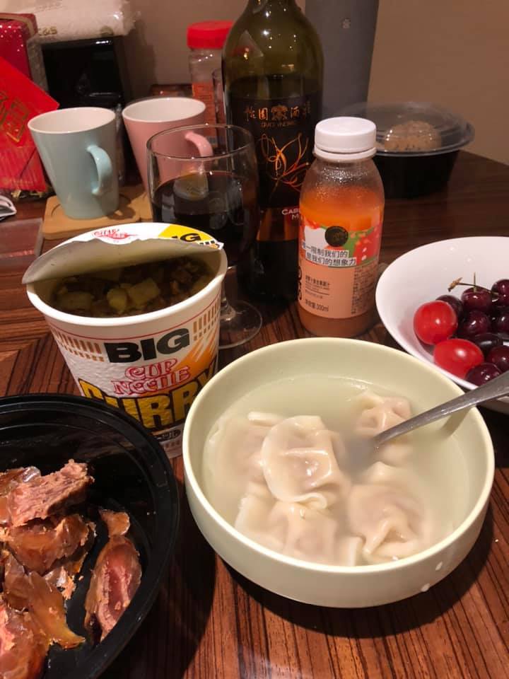 馮浩賢用紅酒遙祝女兒生日快樂。（facebook圖片）