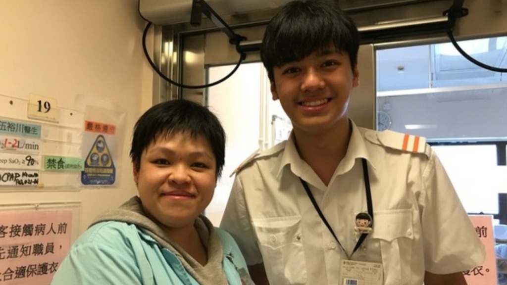 我相信從小樂於助人的Bryan（右），十分喜歡在醫院的工作。（
