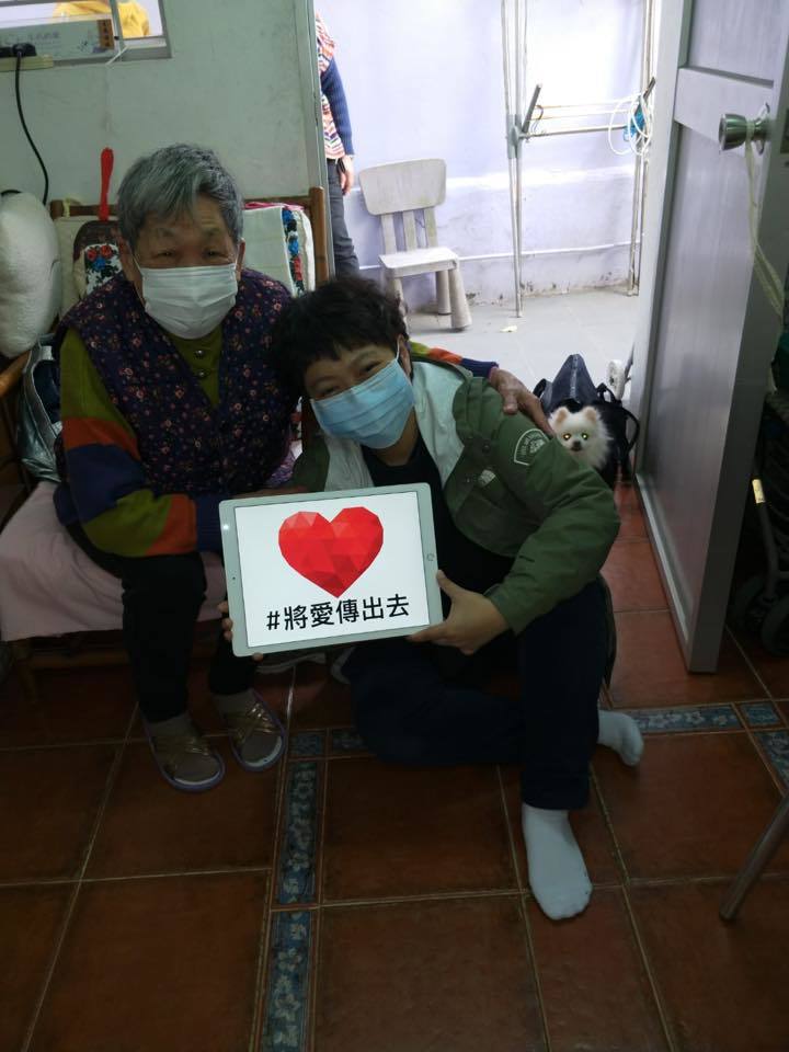 Emily在過程中亦因此接觸到很多求助無門的弱勢社群。  (「Emily Tai 派口罩」facebook 專頁)