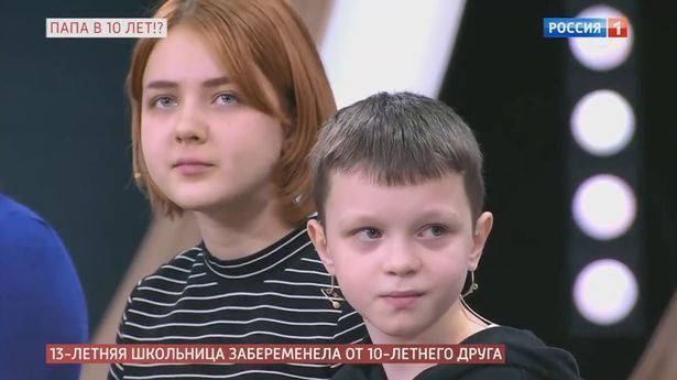 10歲男童Ivan和13歲小女友Dasha上電視節目談及兩人初嘗禁果的經過。（影片截圖）