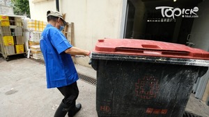 曾先生每周工作6天，從早上8時至傍晚5時，都得忍受濃烈的臭氣，與數十車垃圾為伴。（岑志剛攝）