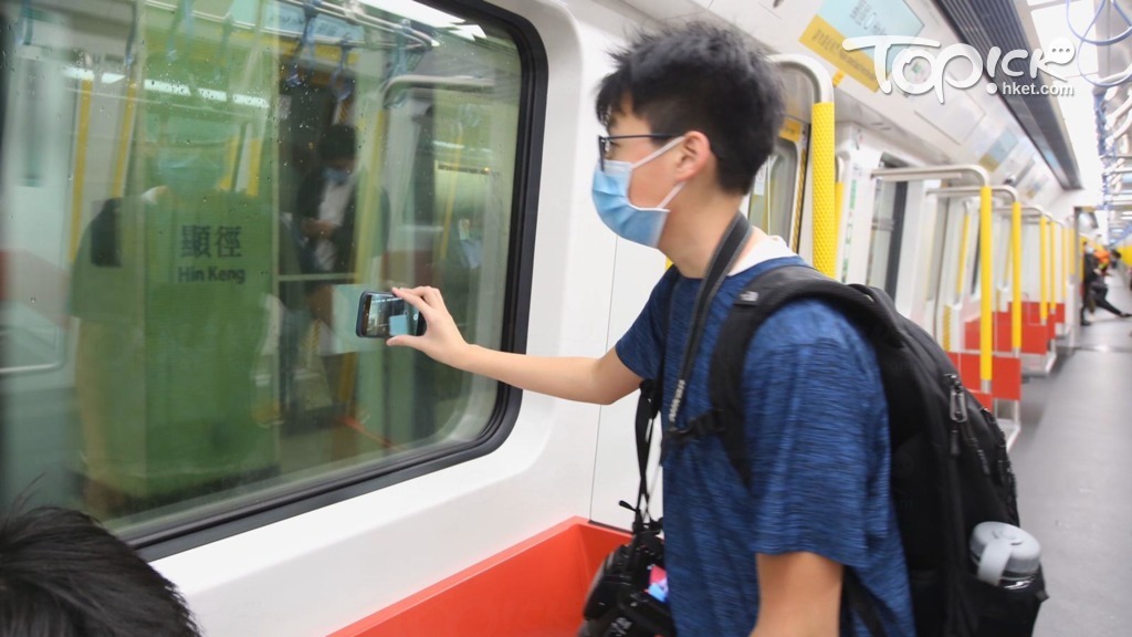 港鐵屯馬綫一期通車，吸引鐵路迷拍照留念。（陳靜儀攝）