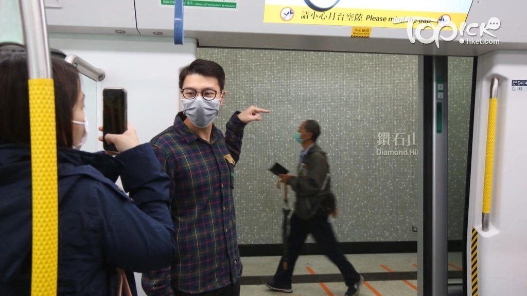  港鐵屯馬綫一期通車，吸引鐵路迷拍照留念。陳靜儀攝