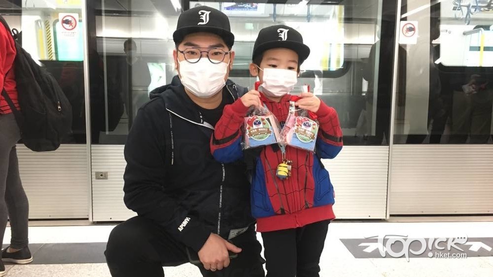 林先生視試5歲兒子為情人之一，也將今天視為親子活動，從港島特意到啟德坐頭班車，讓兒子開眼界。（吳卓峰攝）