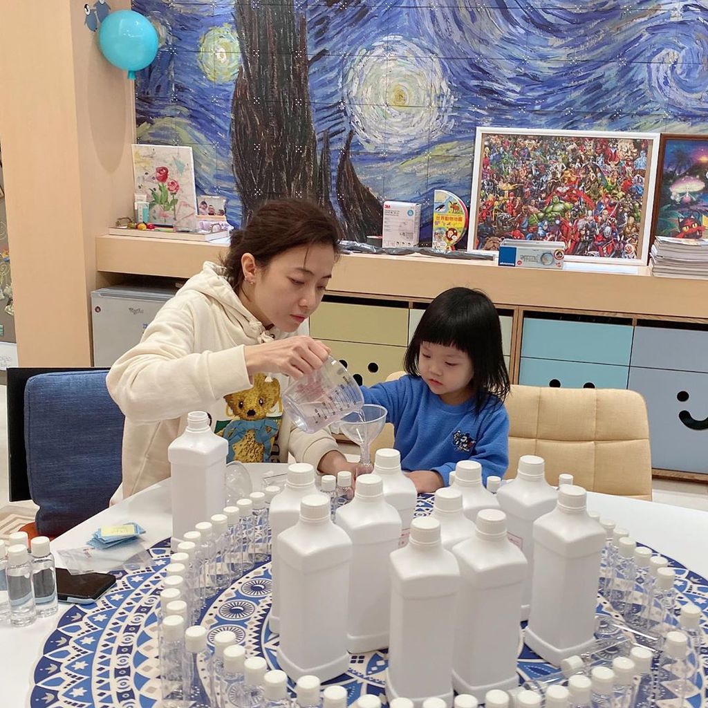 甘比教孻女將洗手液入樽。（取自甘比instagram）