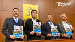 自由黨會見財政司司長陳茂波，就下周公布的財政預算案提交附加建議，包括延長寬減百分百利得稅、推行「百分百擔保出糧計劃」。（劉螢諭攝）
