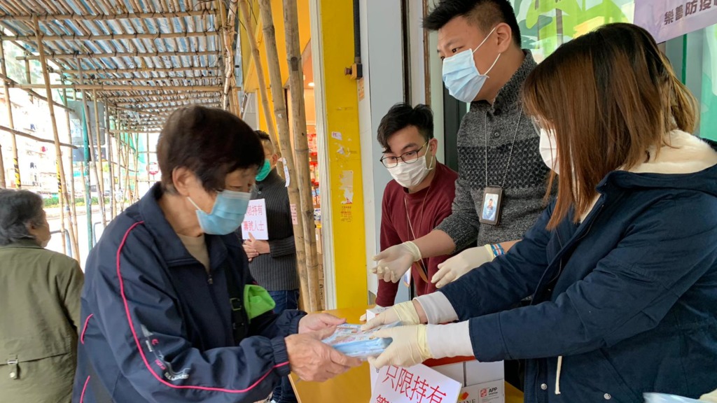 樂善堂正在轉贈至少13萬個口罩予基層市民。（樂善堂提供）