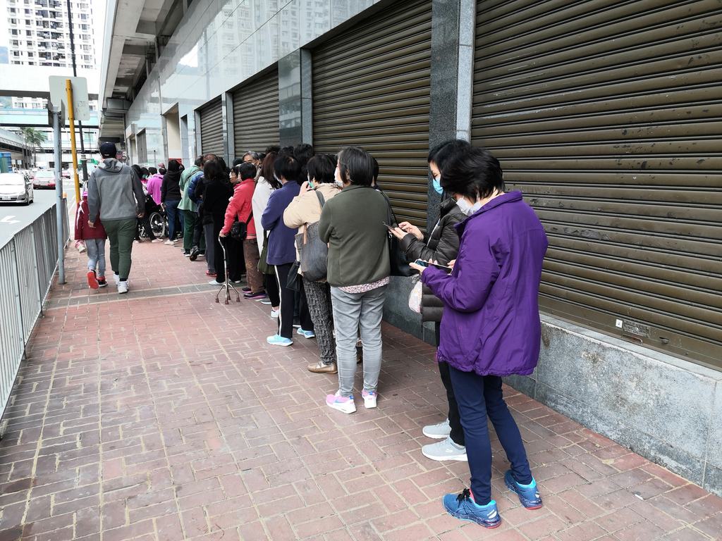 行動不便的長者都前來排隊領取口罩。（相片來源：Dessertissimo 甜入心Facebook）