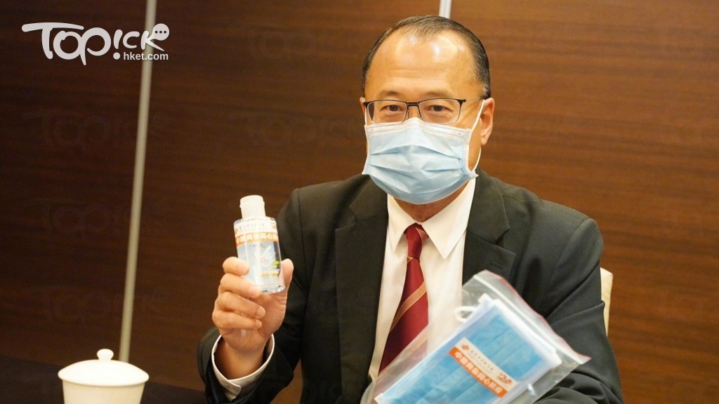 蔡冠深指今次尋罩過程一波三折，向韓國訂購數百萬個口罩未能如期出貨，幸得越南友人幫助來10萬個越南口罩供派發。