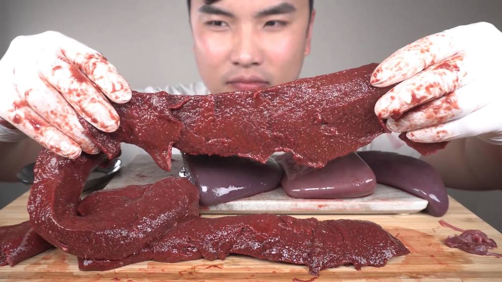 Sean Kim將整塊肝臟拿起進食。（圖片來源：숀킴sean kim YouTube）