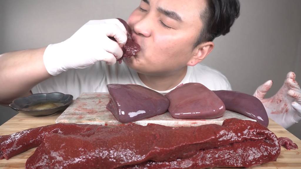 他形容生肝有腥味，但仍然很美味。（圖片來源：숀킴sean kim YouTube）