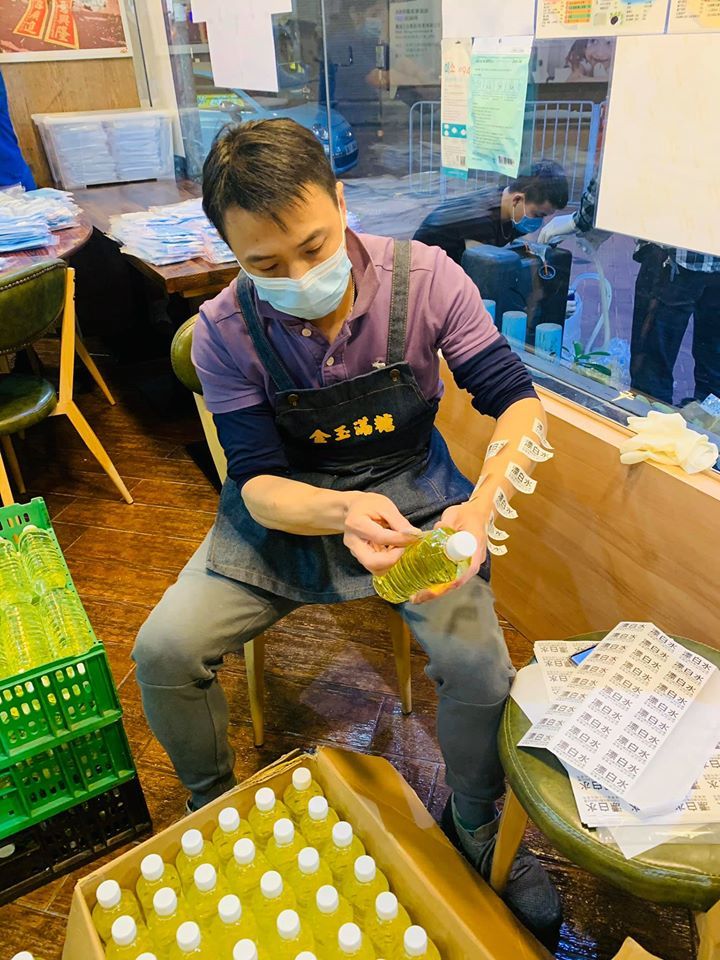 泰迎總動員在深夜忙於將漂白水入樽，一共準備了2,000多瓶送給市民。（受訪者提供）