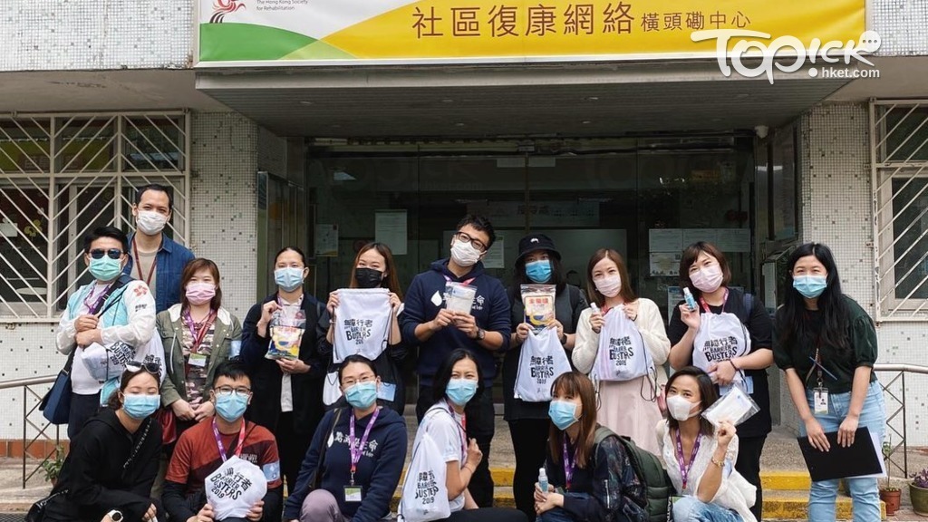 方力申與母親一同落區派口罩。（取自方力申IG）