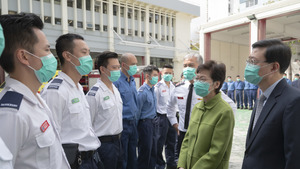 特首林鄭月娥今日（28日）分別消防處，和視察金鐘政府合署預防感染措施。（政府新聞處圖片）