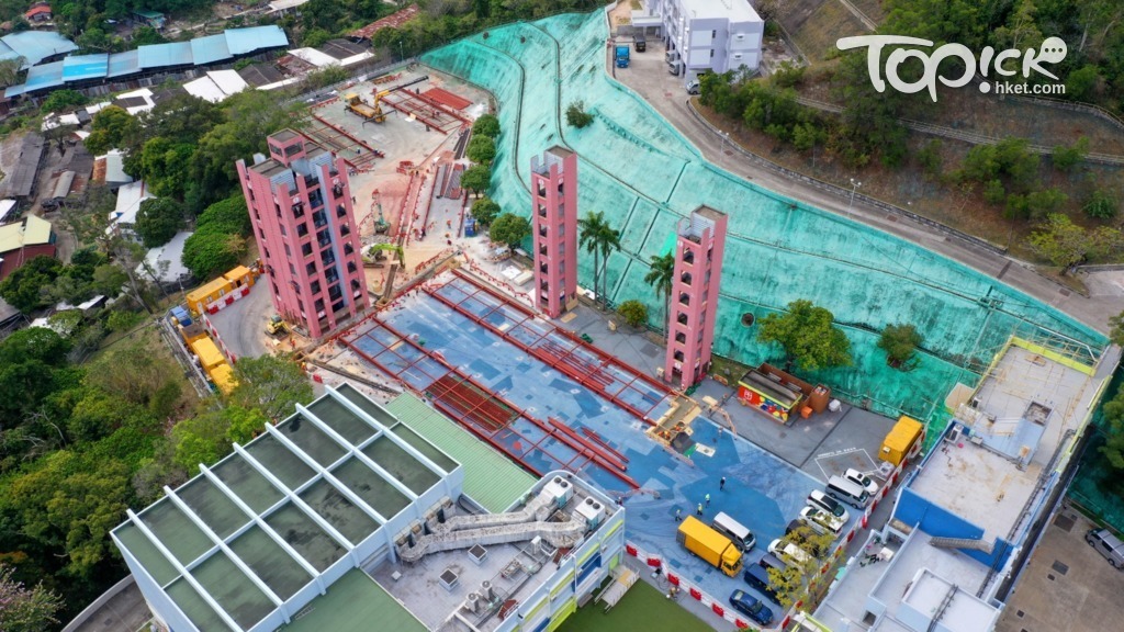 港府正在元朗八鄉少年警訊活動中心，以組裝合成建築方法加建約120個檢疫單位。( 程志遠攝)