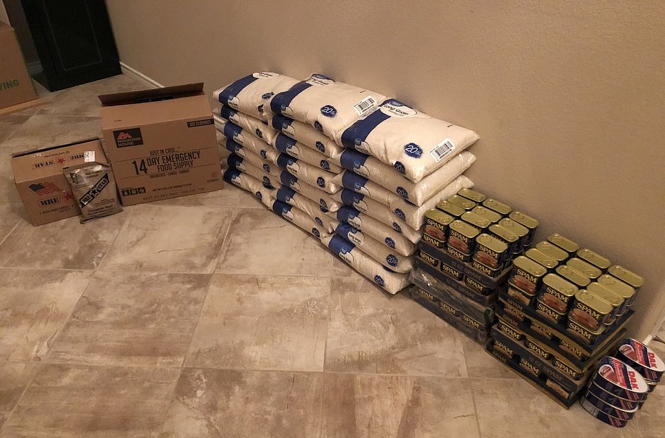 Jesse Colombo買了一堆米及罐頭，有一年的食物儲備。（Twitter：Jesse Colombo）