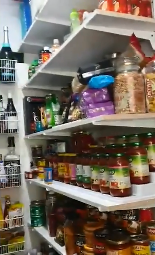 民眾儲備大量食物。(影片截圖)