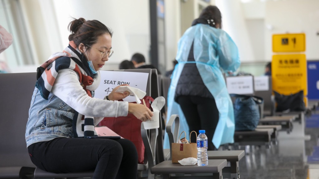 在候機大堂，國泰港龍為他們準備了簡單小食，進食時乘客要分隔得遠一點。(聶德權Facebook專頁圖片)