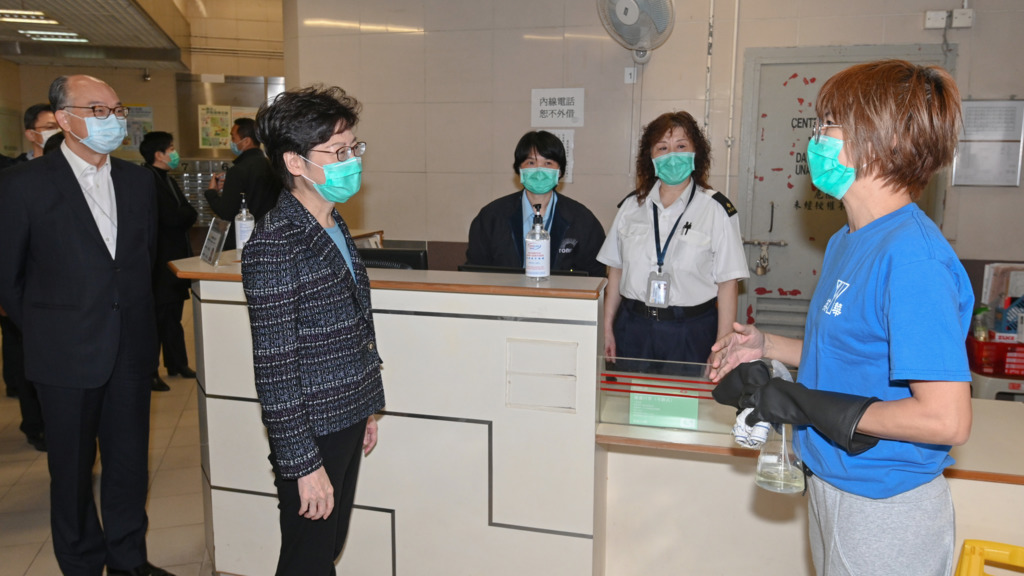 特首林鄭月娥今日聯同運輸及房屋局局長陳帆，到青衣長康邨康美樓視察。（政府新聞處圖片）