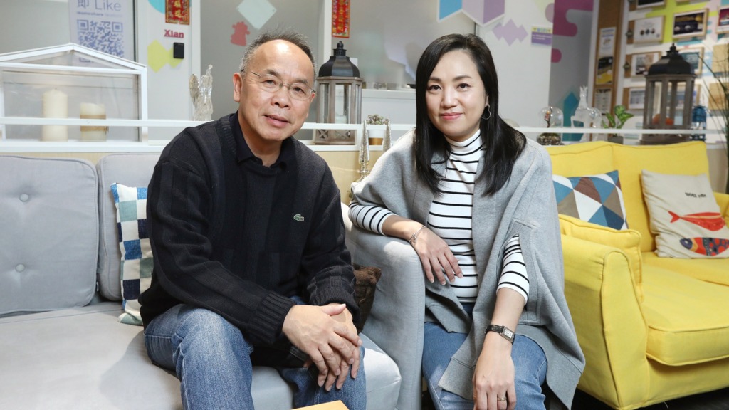 香港大學香港賽馬會防止自殺研究中心總監葉兆輝（左）和Mameshare平台創辦人鄧明儀（右）推出「與你停課」，多得各界義務出手相助，包括「仁愛校長會」、醫生、治療師和瑜伽導師等，一呼百應。（湯炳強攝）