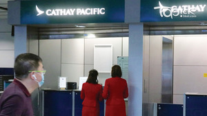 國泰確認CX320一名機艙服務員初步確診。（資料圖片）
