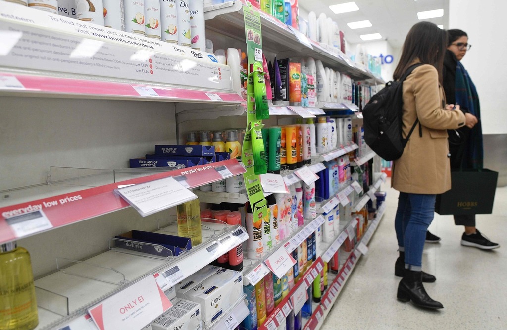 英國的消毒物品已被搶購一空。（法新社）