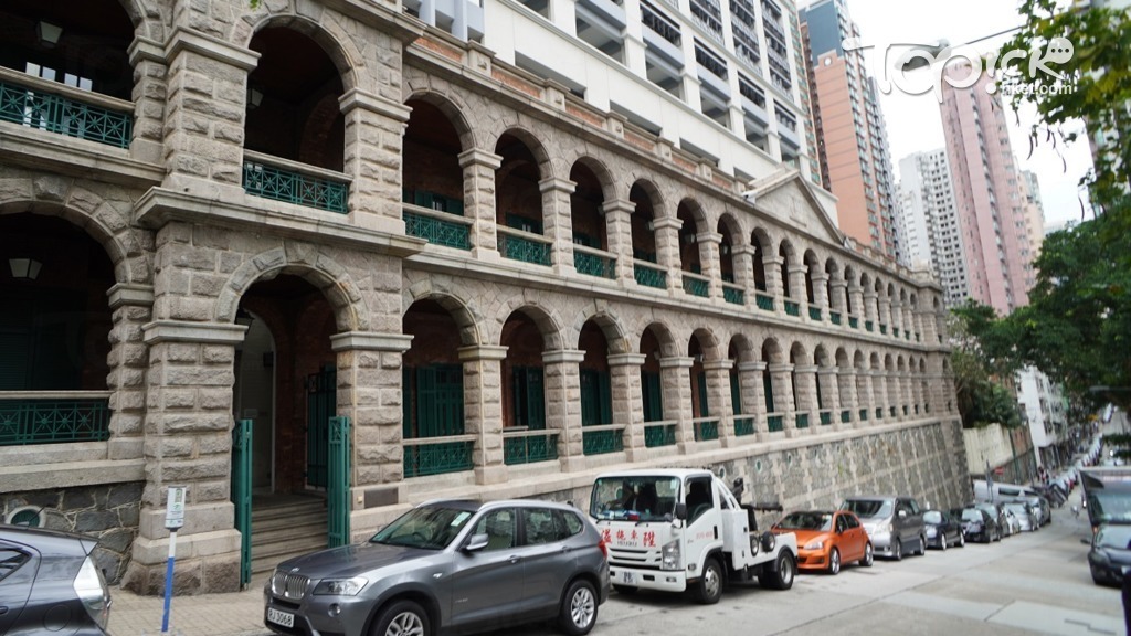  前高街精神病院的立面還保留著，導賞員翁漢輝表示，「這些花崗石都是當年從石塘咀開採過來，在香港是鮮見的宏偉。」(攝影︰馮柏偉) 