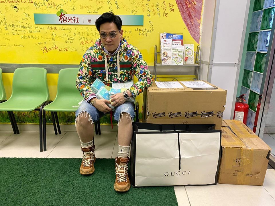 蘇永康為有需要人士撲物資。（取自榕光社）