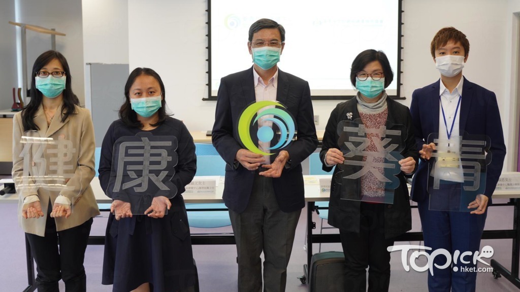 左起葵青地區康健中心營養師張佩斯、護理統籌主任潘韻文、葵青安全社區及健康城市協會主席周奕希、中心高級護理統籌主任林賽卿及中心職業治療師吳穎思，分享家居抗疫資訊。（林宇翔攝）