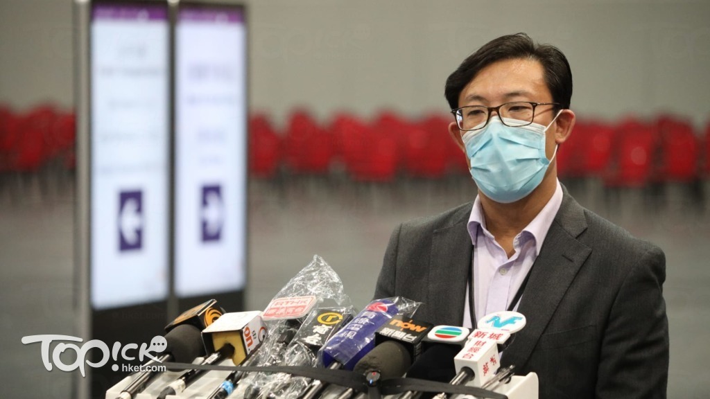 醫管局天水圍醫院急症科顧問醫生李立業指，亞洲博覽館及北大嶼山醫院兩個檢測中心目前共接收了33名病人。（車耀開攝）