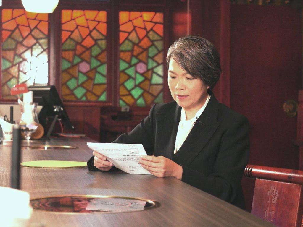 何嘉麗擔任《金像女情》節目主持。（ViuTV提供）