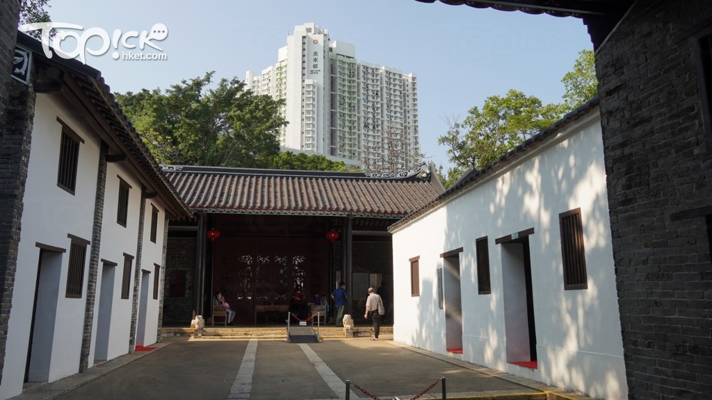 「衙府緬昔」內有不同的房間，內以投影形式介紹昔日九龍城寨內的各式行當。（攝影︰馮柏偉）