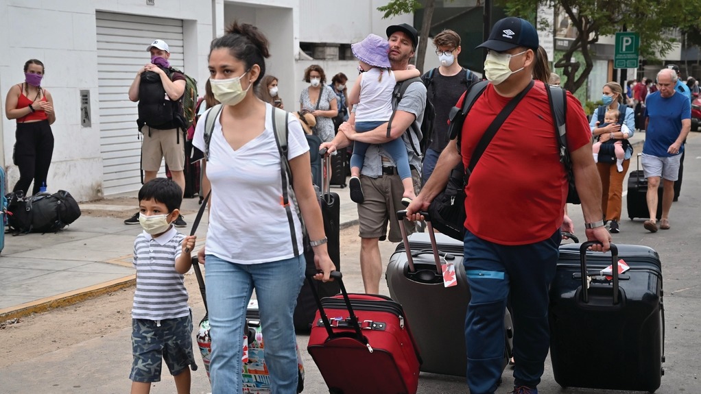 據秘魯衞生部門公布，一名64歲香港遊客確診新冠肺炎並死亡。圖為當地旅客因鎖國政策而離開。（相片來源：法新社）