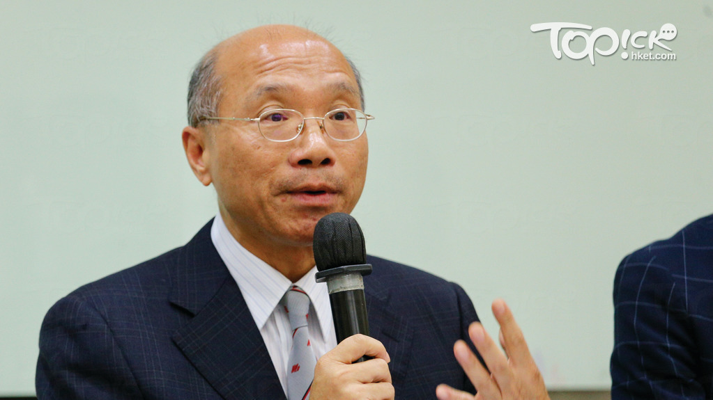 中學校長會主席鄧振強表示，因應全球多地正實施入境限制及「封關」等措施，部分原本計劃到海外升學的學生要留港升學，令下學年本地大學學額需求增加。（資料圖片）