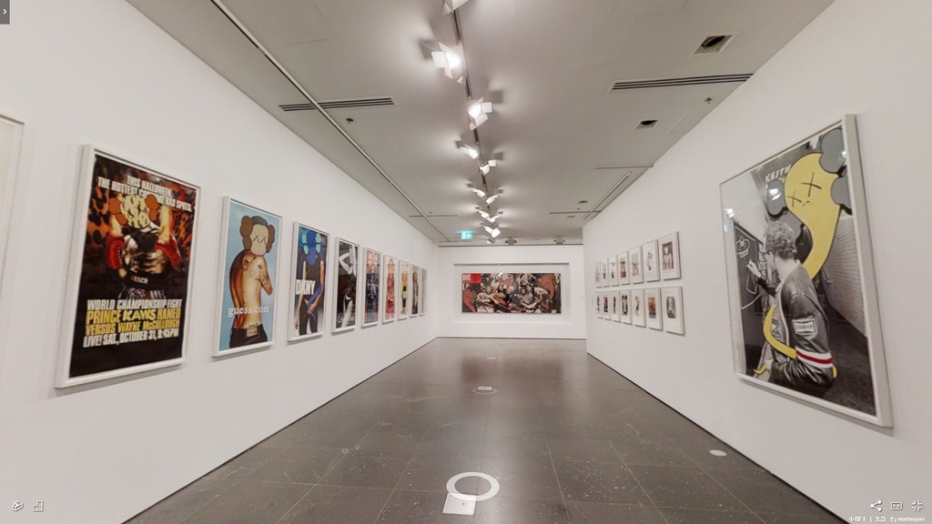 KAWS因改造品牌海報而一舉成名。（NGV展覽截圖）