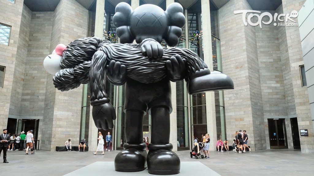 KAWS至今最大型的個人回顧展，澳洲墨爾本National Gallery of Victoria推出免費線上VR展覽。（攝影：陸明敏）