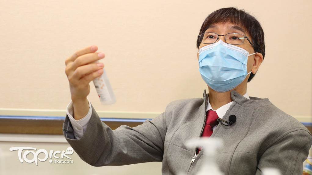 袁教授提醒市民要備有酒精搓手液。（馮漢柱攝）