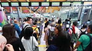 港府將會延長限制所有從海外國家或地區乘搭飛機抵港，或在抵港前14天曾經到過任何海外國家或地區的非香港居民入境的安排。(經濟日報資料圖片)