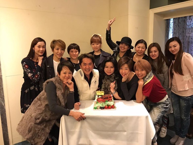 鄧兆尊與3 位女友包括Carmen（下排右三）、Cherry（上排左四）、Claire（上排左三）相處融洽，但現已跟Claire分手。（取自微博）