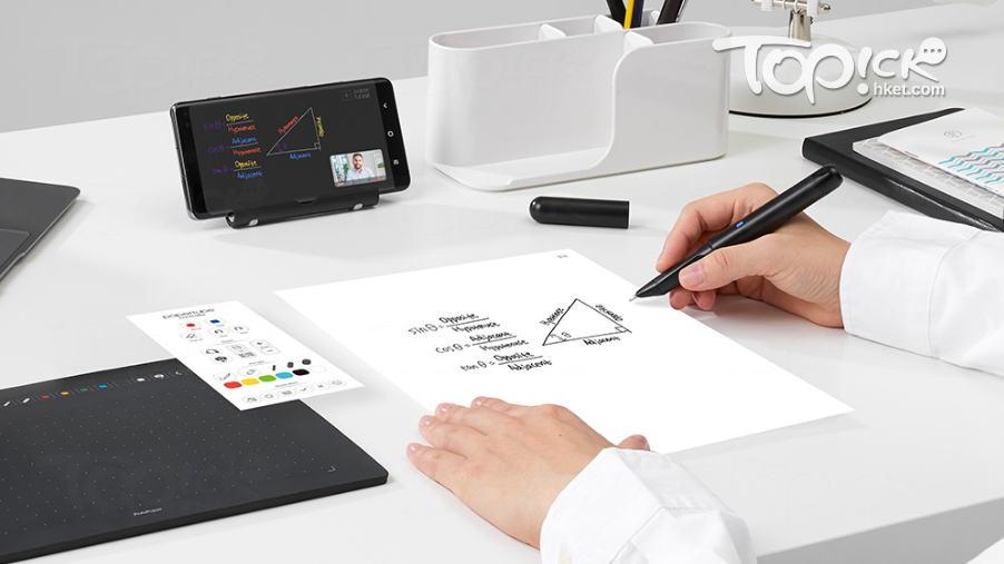 Smart Class Kit網上教學神器，由韓國設計及製造，只要配合App、Smart Class Pen及Smart Class Note，即能將寫在紙上的內容，投射至影片當中。（Searching C圖片）