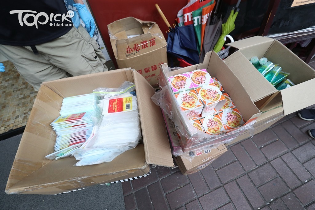 除了飯盒，也有口罩、搓手液及杯麵。（攝影：黃建輝）