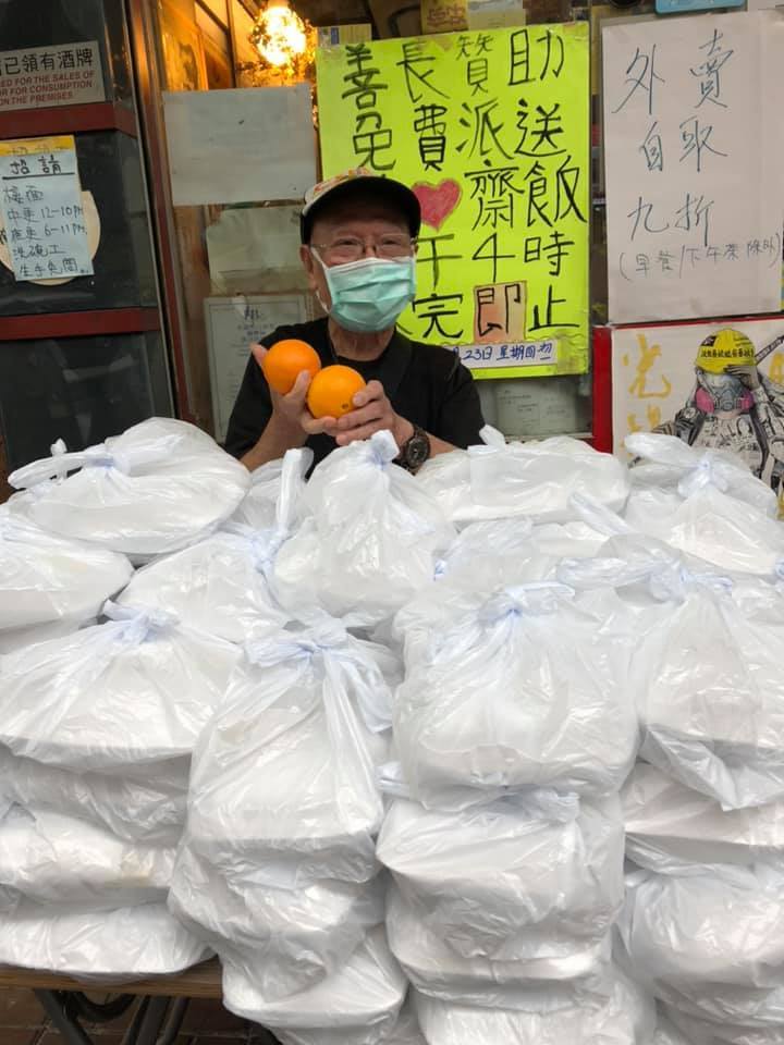 有銀髮族街坊更自願擔任義工派飯。（相片：受訪者提供）
