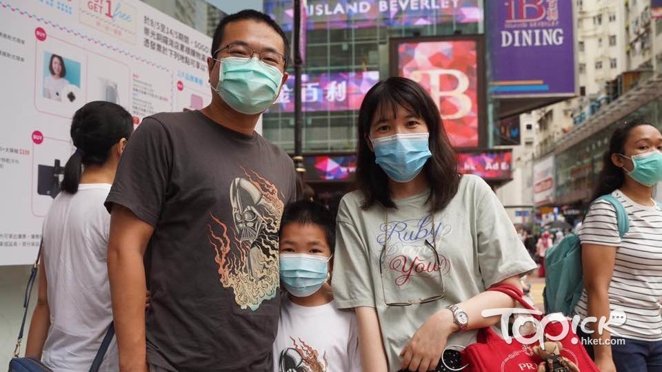 張先生（左）指，疫情紓緩有助增強一家人出外消費的信心，但會傾向選擇有優惠的店舖購物。（林宇翔攝）