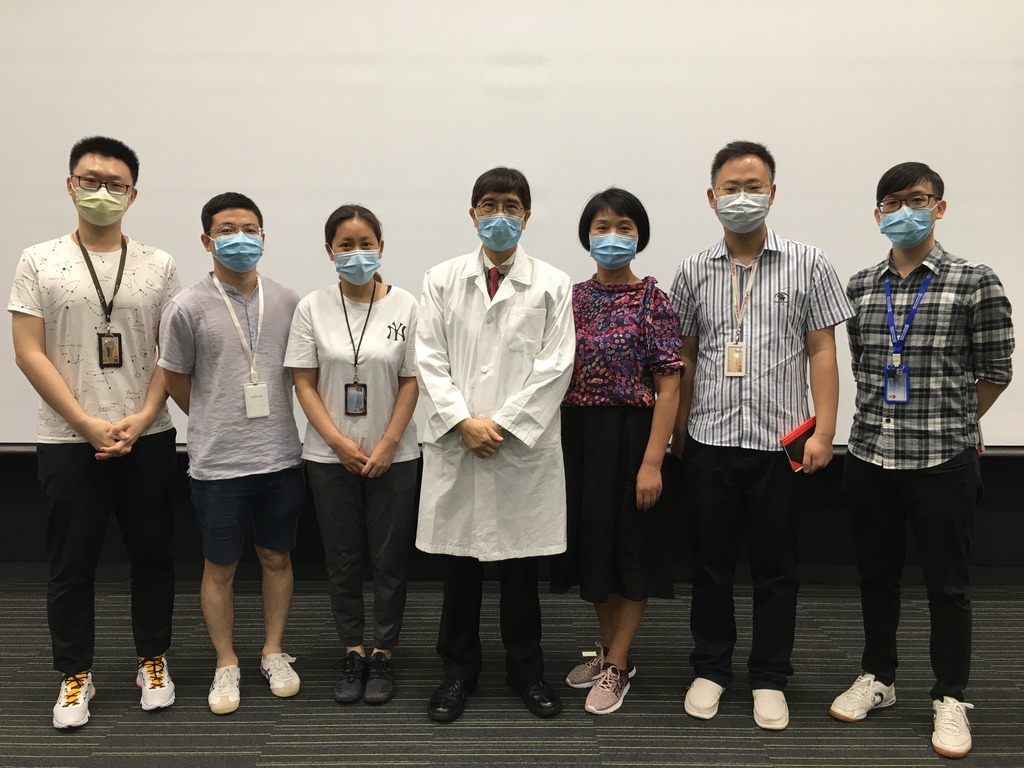 袁國勇(左四)團隊研究證實新冠病毒可感染人類腸道及呼吸道。(受訪者提供相片)