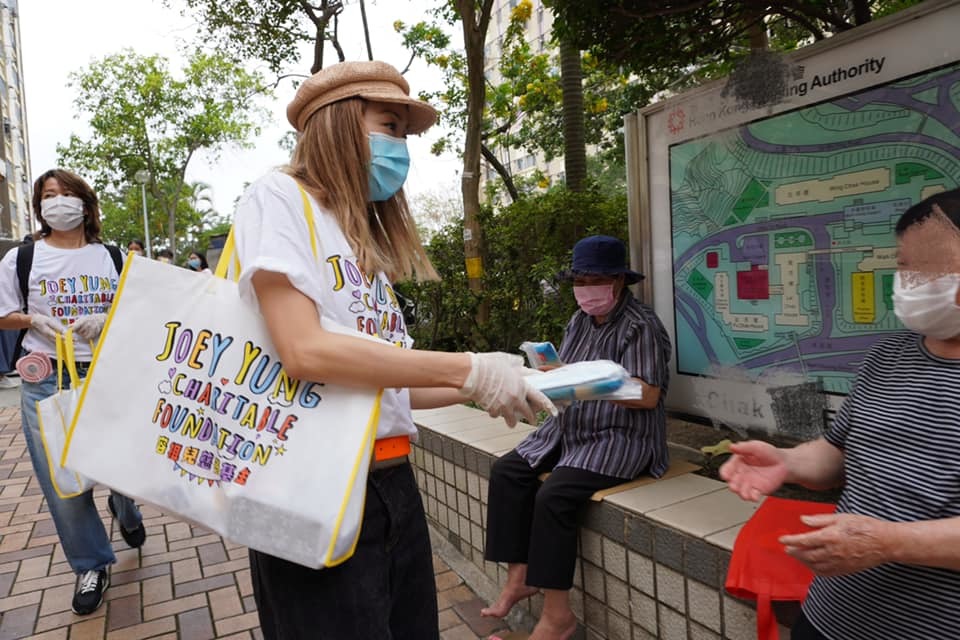 祖兒以慈善基金名義，連日到訪港九多個地區送口罩。（取自facebook）