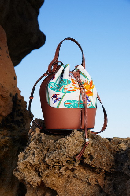 印上荷花圖案的小型Balloon Bag $18,600。（官方圖片）