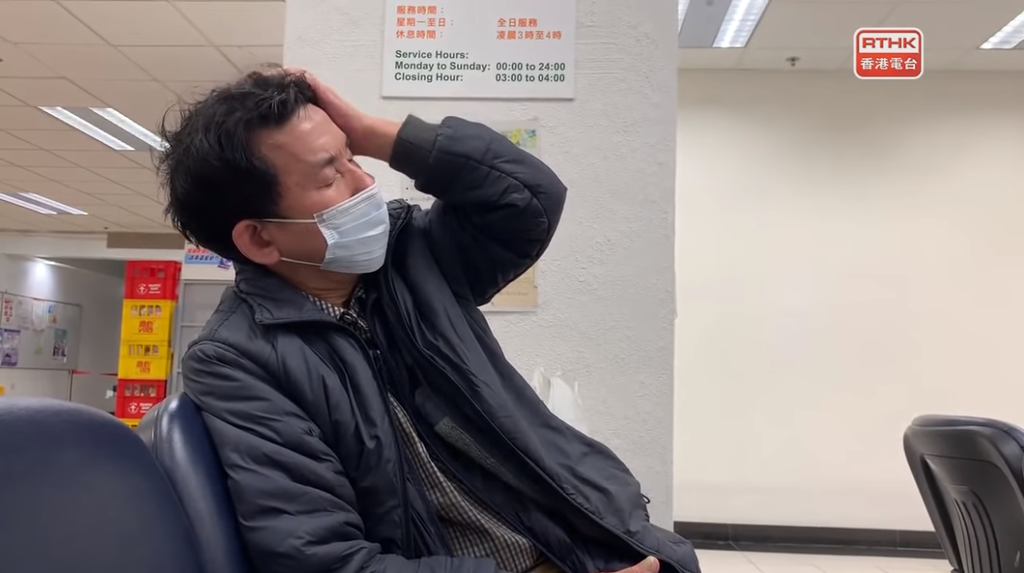 靠每月3千多元過活的林伯，防疫物資短缺，一個口罩戴足七日。（影片截圖）